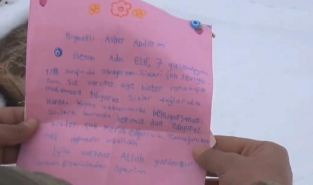 Mehmetçik, ilkokul öğrencilerinin kendilerine yazdığı mektupları okudu
