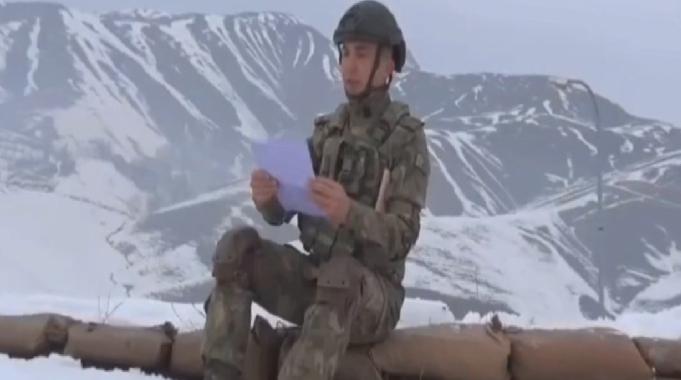 Mehmetçik, ilkokul öğrencilerinin kendilerine yazdığı mektupları okudu