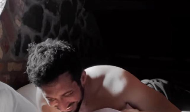 Şarkıcı Hadise yatakta üstsüz poz verdi! Paylaşım sosyal medyayı salladı