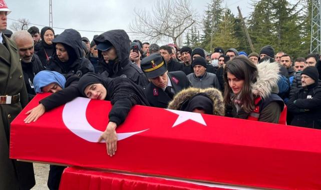 Şehidin cenazesinde nöbet tutan asker gözyaşlarını tutamadı