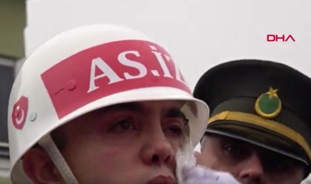 Şehidin cenazesinde nöbet tutan asker gözyaşlarını tutamadı