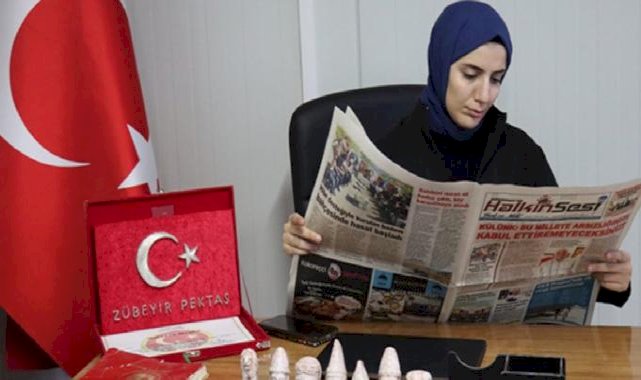 Adıyaman'da depremde kaybettiği babasının gazetesine sahip çıktı