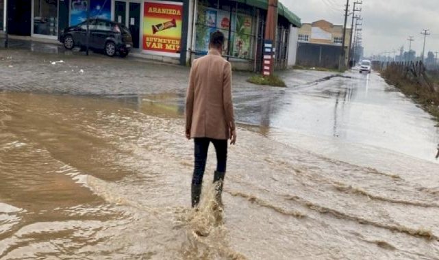 Aydın'da göle dönen yolda düşen plakasını aradı