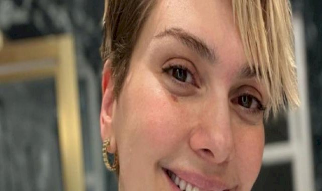 Bergüzar Korel, Londra'daki yeni evinin banyosunda poz verdi! Boznozlu pozlarına yorum yağdı