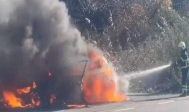 Bursa'da seyir halindeki otomobil alev aldı! Sürücü son anda kurtuldu