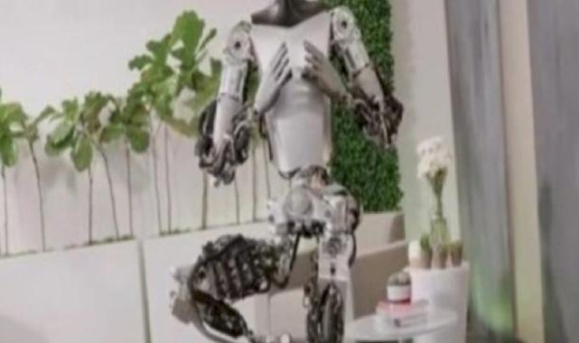 Elon Musk'ın Tesla robotu bu kez tişört katladı