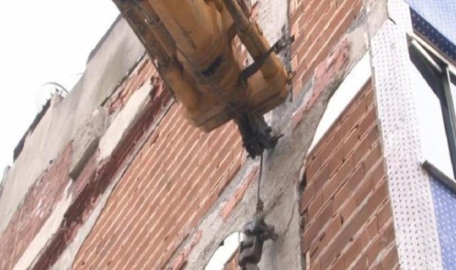 Gaziosmanpaşa'da toprak kayması: 2 bina vinçle desteklendi