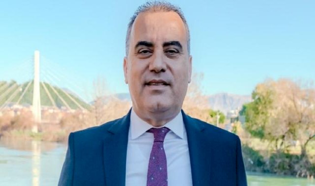 Manavgat’ta ibre Turgay Akar’ı gösteriyor