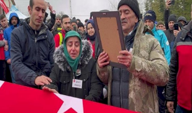 Şehidin cenazesinde nöbet tutan asker gözyaşlarını tutamadı