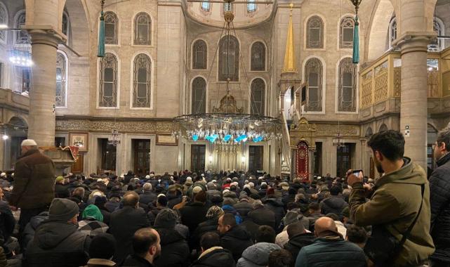 Türkiye şehitler için ellerini semaya açtı: Yurdun dört bir yanında sabah namazı...