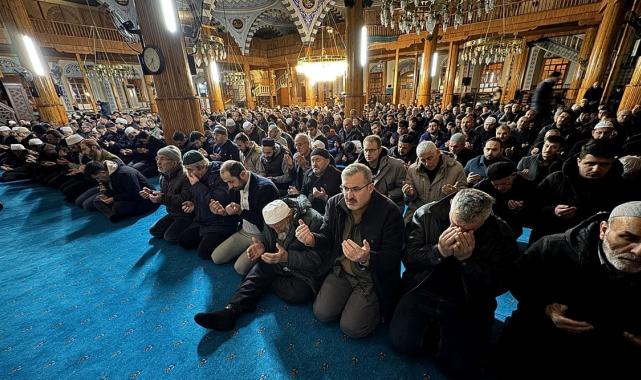 Türkiye şehitler için ellerini semaya açtı: Yurdun dört bir yanında sabah namazı...