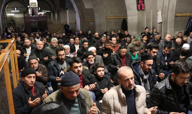 Türkiye şehitler için ellerini semaya açtı: Yurdun dört bir yanında sabah namazı...