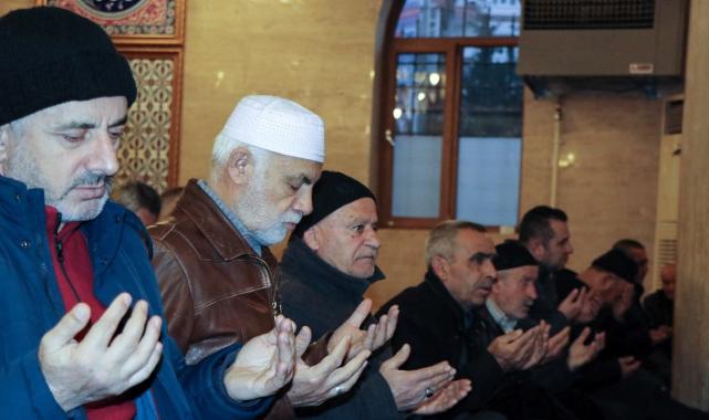 Türkiye şehitler için ellerini semaya açtı: Yurdun dört bir yanında sabah namazı...