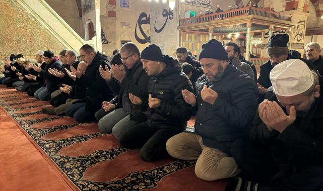 Türkiye şehitler için ellerini semaya açtı: Yurdun dört bir yanında sabah namazı...