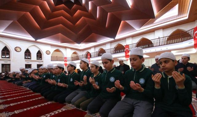 Türkiye şehitler için ellerini semaya açtı: Yurdun dört bir yanında sabah namazı...