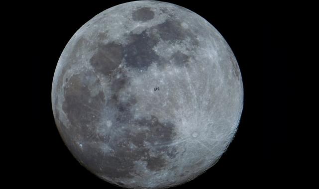 Uluslararası Uzay İstasyonu ve Ay aynı karede