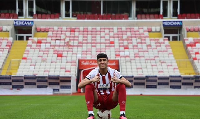 Yunus Emre Konak resmen Brentford'a transfer oldu