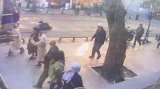 24 stte ikinci tramvay kazası! İstanbul&#039;da yayanın sürüklendiği anlar