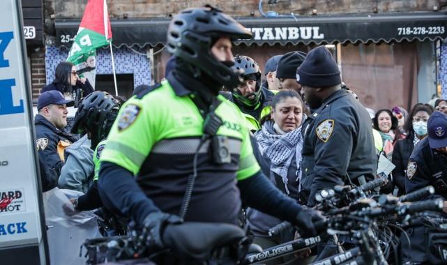 ABD'de Filistin'e destek gösterisine katılanlara polisten sert müdahale