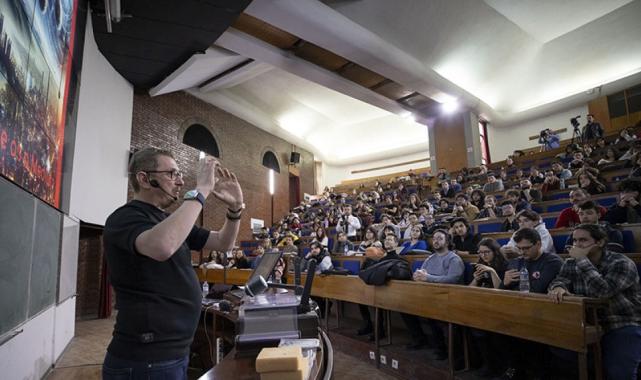 ABD'den Türkiye'ye dönen NASA astrofizikçisi, ODTÜ'de ders veriyor