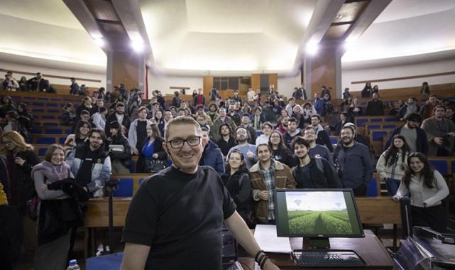 ABD'den Türkiye'ye dönen NASA astrofizikçisi, ODTÜ'de ders veriyor