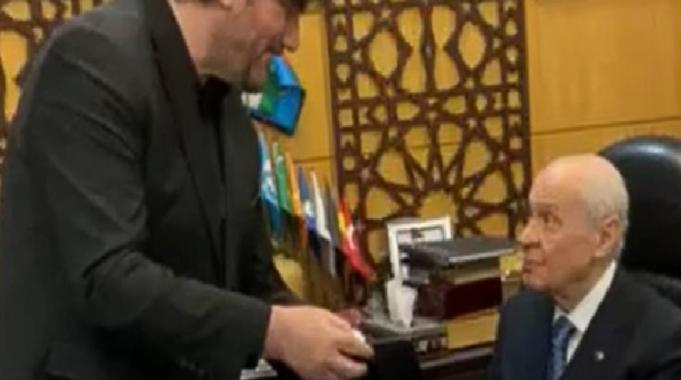 Ahmet Şafak&#039;tan Devlet Bahçeli&#039;ye çifte takdim