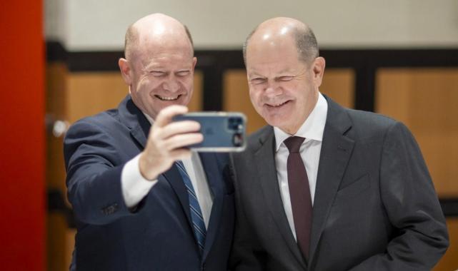 Almanya Başbakanı Scholz ile ABD'li Senatör Coons arasındaki benzerlik dikkat çekiyor