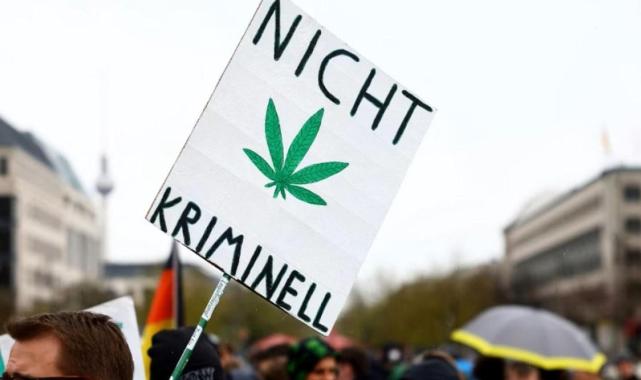 Almanya'da eğlence amaçlı esrar kullanımı yasallaştı