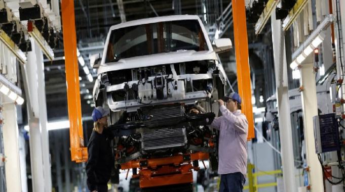 Amerika'nın elektrikli araç pazarında kriz: İşten çıkarmalar başladı, projeler iptal edildi