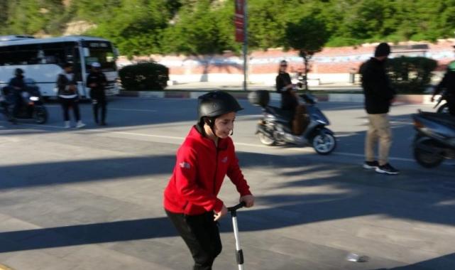 Antalya'da oyuncak scooter'lı Eymen'den denetim notkasında büyüklerine ders
