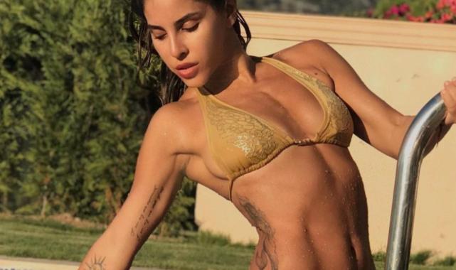 Bali'de yaşayan Irmak Ünal hep tatil modunda! Bikinisiyle spor yaptı