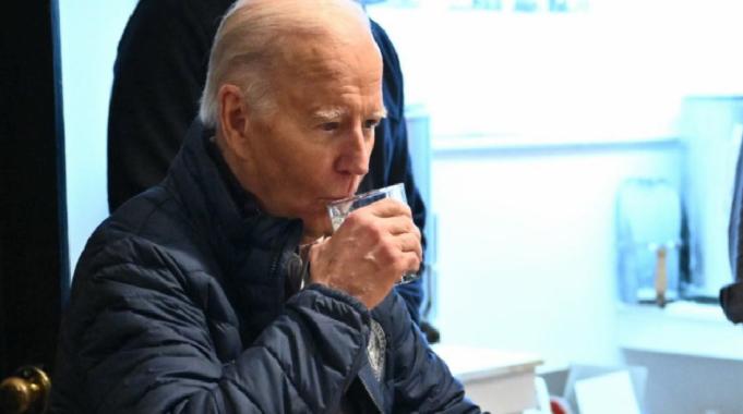 Biden, kimyasallardan etkilenen bölgede: Zehirli olmadığını göstermek için su içti