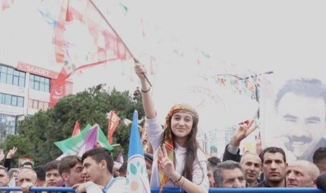 DEM Parti Esenyurt'ta miting düzenledi: Terör elebaşının posterini açtılar