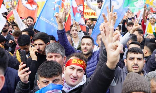 DEM Parti Esenyurt'ta miting düzenledi: Terör elebaşının posterini açtılar