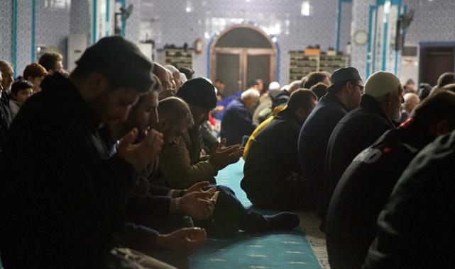 Depremde hayatını kaybedenler anılıyor: Camilerde dua edildi