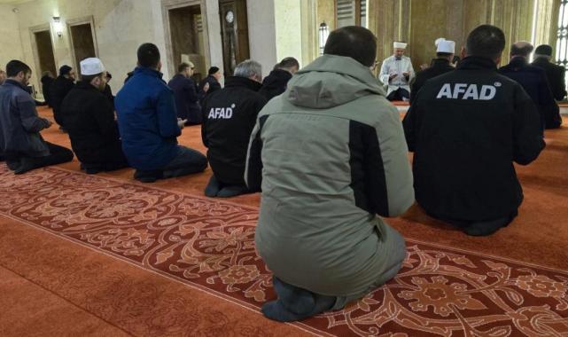 Depremde hayatını kaybedenler anılıyor: Camilerde dua edildi