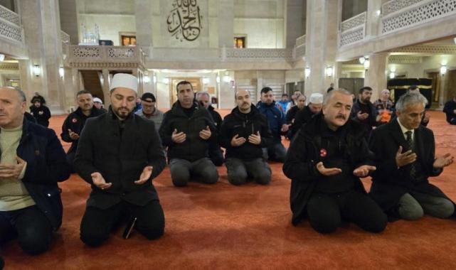 Depremde hayatını kaybedenler anılıyor: Camilerde dua edildi