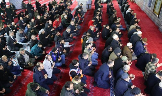 Depremde hayatını kaybedenler anılıyor: Camilerde dua edildi