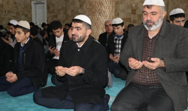 Depremde hayatını kaybedenler anılıyor: Camilerde dua edildi