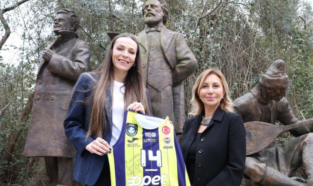 Eda Erdem Dündar, heykelini inceledi