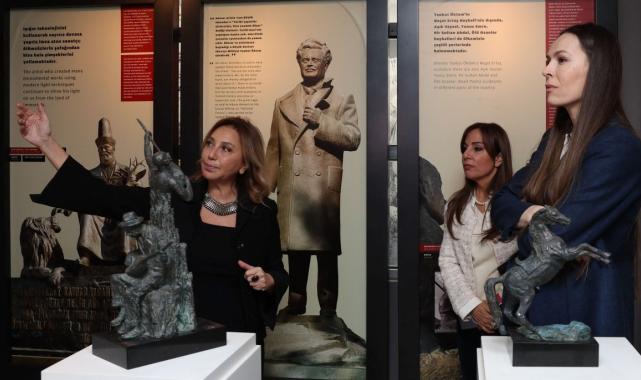 Eda Erdem Dündar, heykelini inceledi