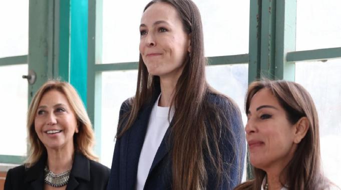 Eda Erdem Dündar, heykelini inceledi