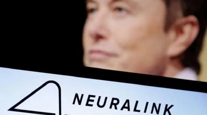 Elon Musk duyurdu: Beynine çip yerleştirilen ilk insan düşünce ile fareyi kontrol ediyor