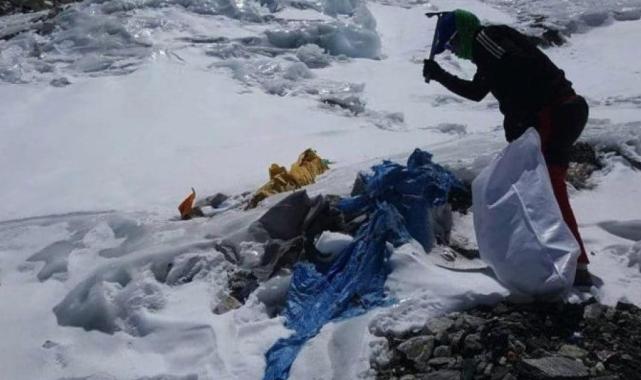 Everest Dağı, tırmanan dağcıların dışkılarıyla kirleniyor
