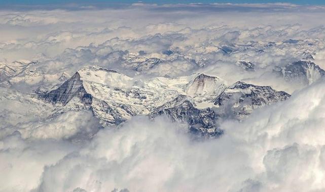 Everest Dağı, tırmanan dağcıların dışkılarıyla kirleniyor