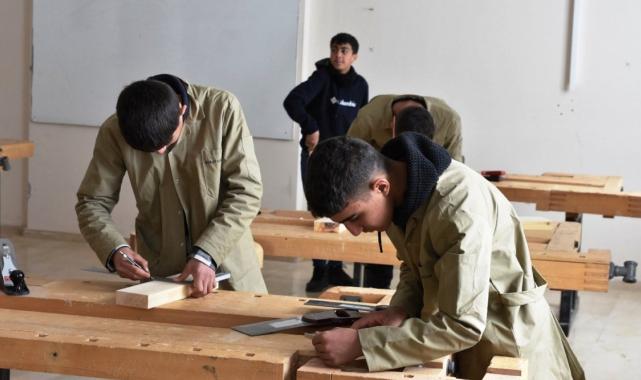 Fabrika gibi okul! Bitlis’teki meslek lisesi öğrencilerinden milyonluk üretim