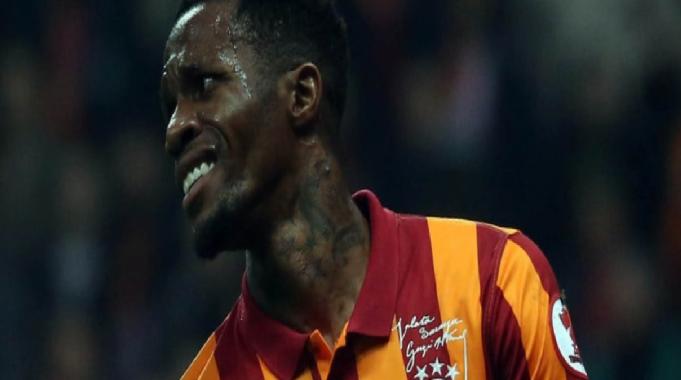 Galatasaray taraftarı, oyundan çıkan Wilfried Zaha&#039;yı ıslıkladı