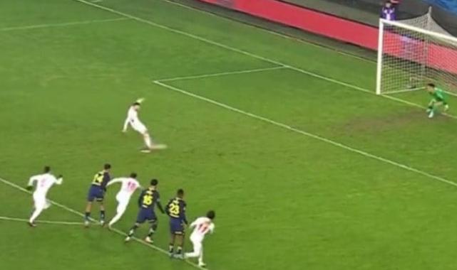 Gaziantep'te tartışmalı penaltı anı! Fenerbahçeli oyuncular ceza sahasına erken mi girdi?