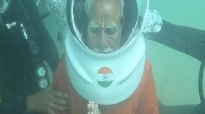 Hindistan Başbakanı Modi, su altında dua etti