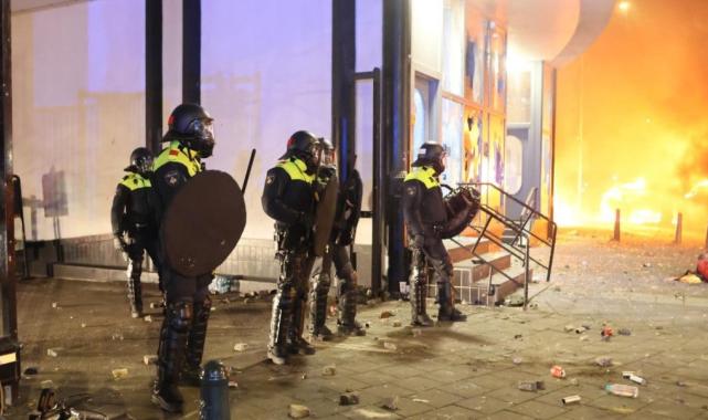 Hollanda'da Eritreli göçmenler sokakları savaş alanına çevirdi